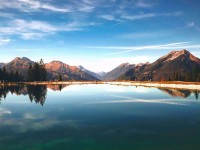 读韩漫屋用反向读法：先把截图补上下文，再回头看推断有没有越界